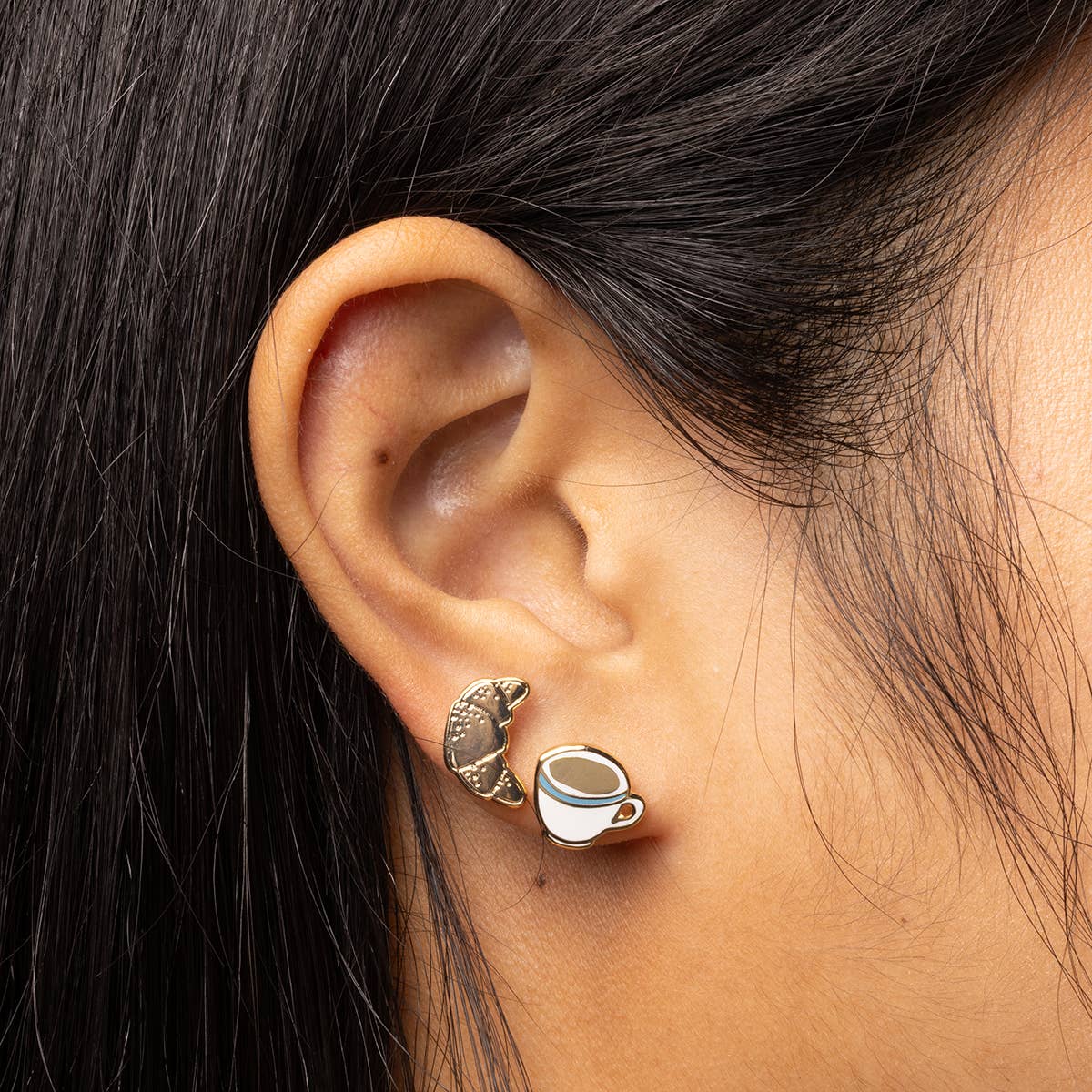 Boucles d'oreilles Croissant et Café | Puces dorées dépareillées