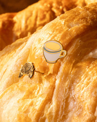 Boucles d'oreilles Croissant et Café | Puces dorées dépareillées