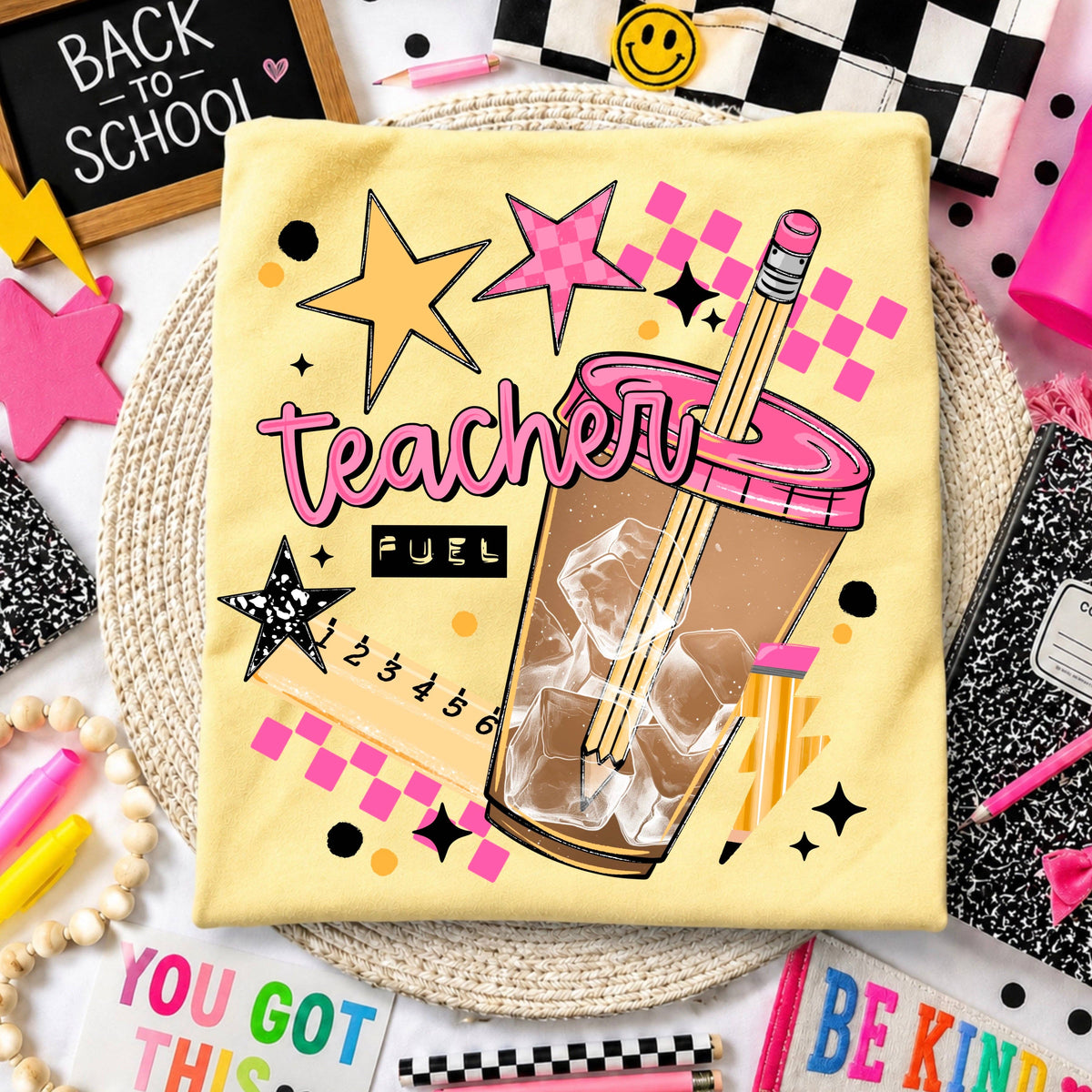 Transfert DTF pleine couleur pour t-shirt - Gobelet de café « Teacher Fuel » motif à carreaux roses: Adulte (11")