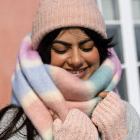 Écharpe d'hiver crème à rayures pastel
