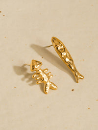 Selkie — Boucles d'oreilles clous poisson dépareillées en or 18 carats, anti-ternissement: Or jaune