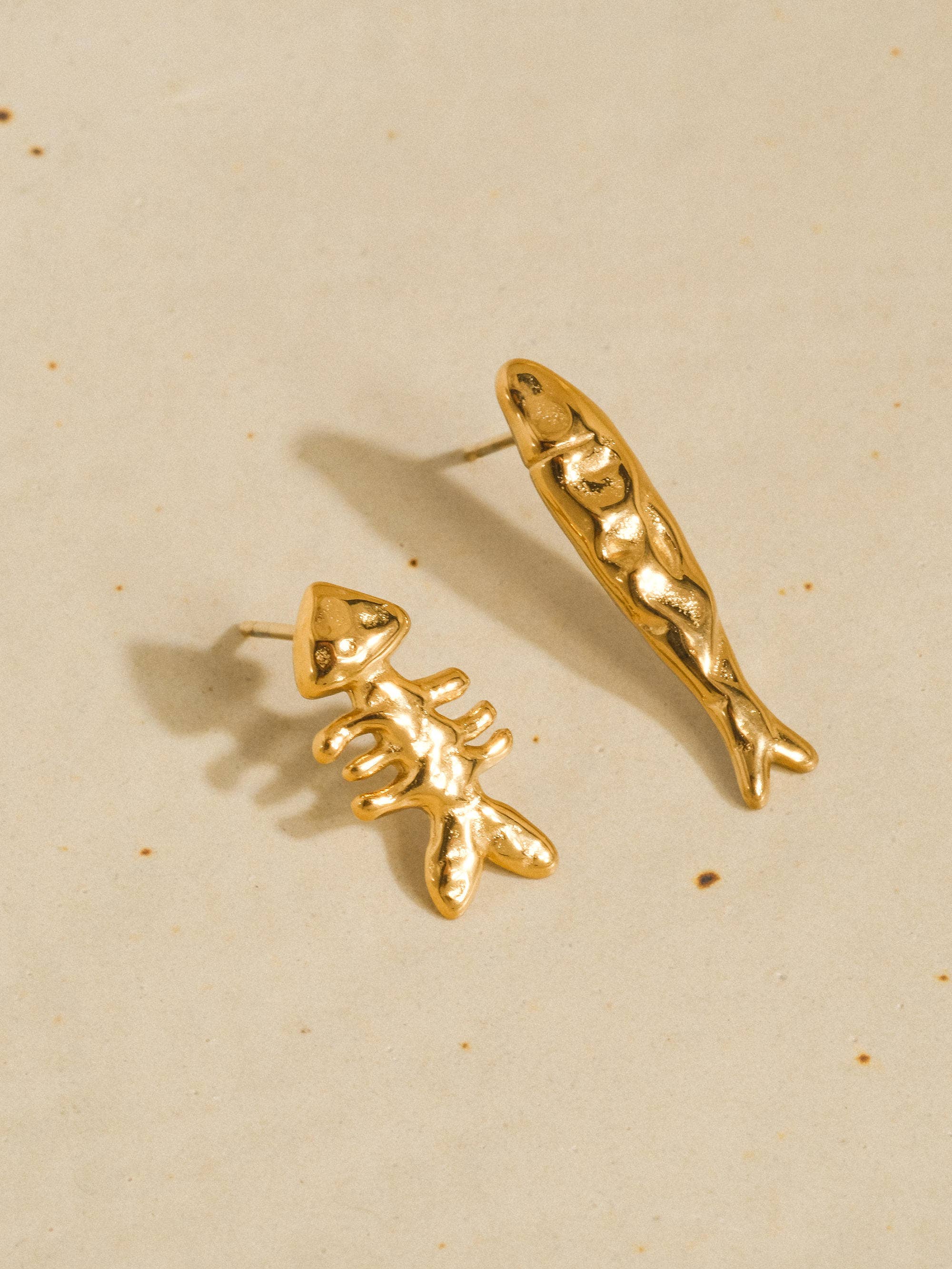 Selkie — Boucles d'oreilles clous poisson dépareillées en or 18 carats, anti-ternissement: Or jaune