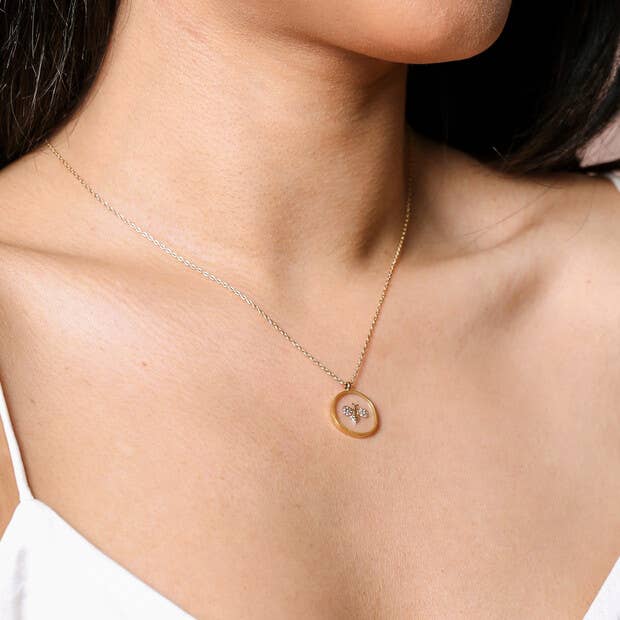 Collier pendentif abeille en résine organique avec acier inoxydable doré