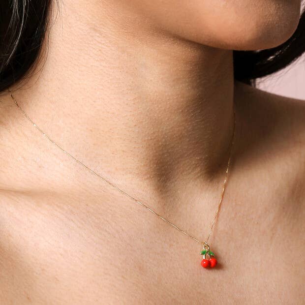 Collier à pendentif en émail cerise rouge en or