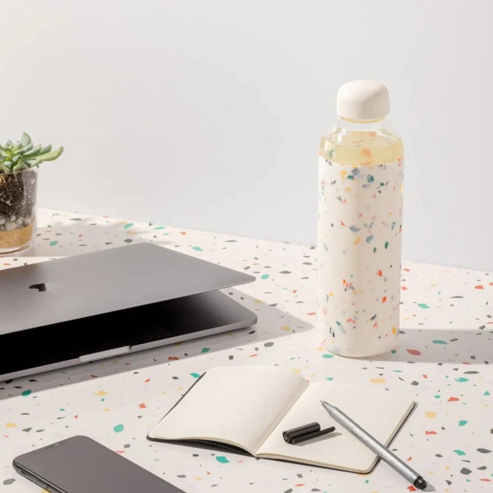 Bouteille d'eau en verre confettis - Terrazzo blanc édition limitée - Porter W&P