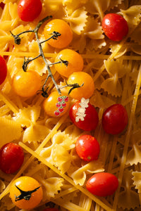 Boucles d'oreilles Tomate & Pâtes | Clous dorés dépareillés - Cuisine italienne