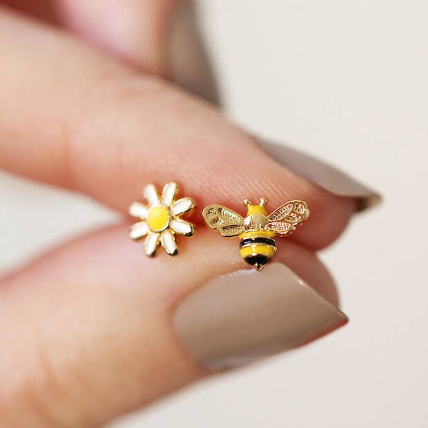 Boucles d'oreilles puces dépareillées abeille et marguerite en or