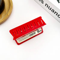 Pince à cheveux rétro inspirée par une cassette rouge