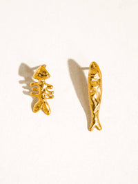 Selkie — Boucles d'oreilles clous poisson dépareillées en or 18 carats, anti-ternissement: Or jaune