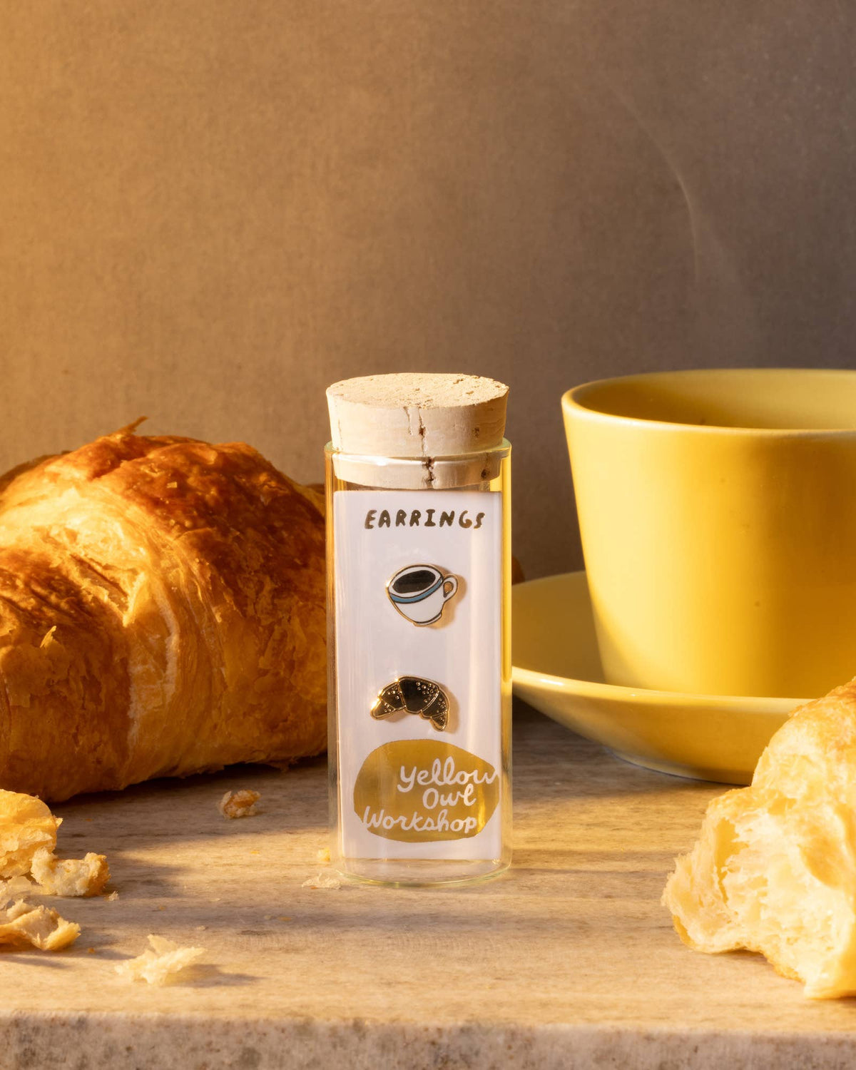Boucles d'oreilles Croissant et Café | Puces dorées dépareillées