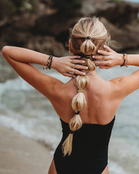Bracelets élastiques à cheveux « Connect » noirs et crème avec accents dorés (medium)