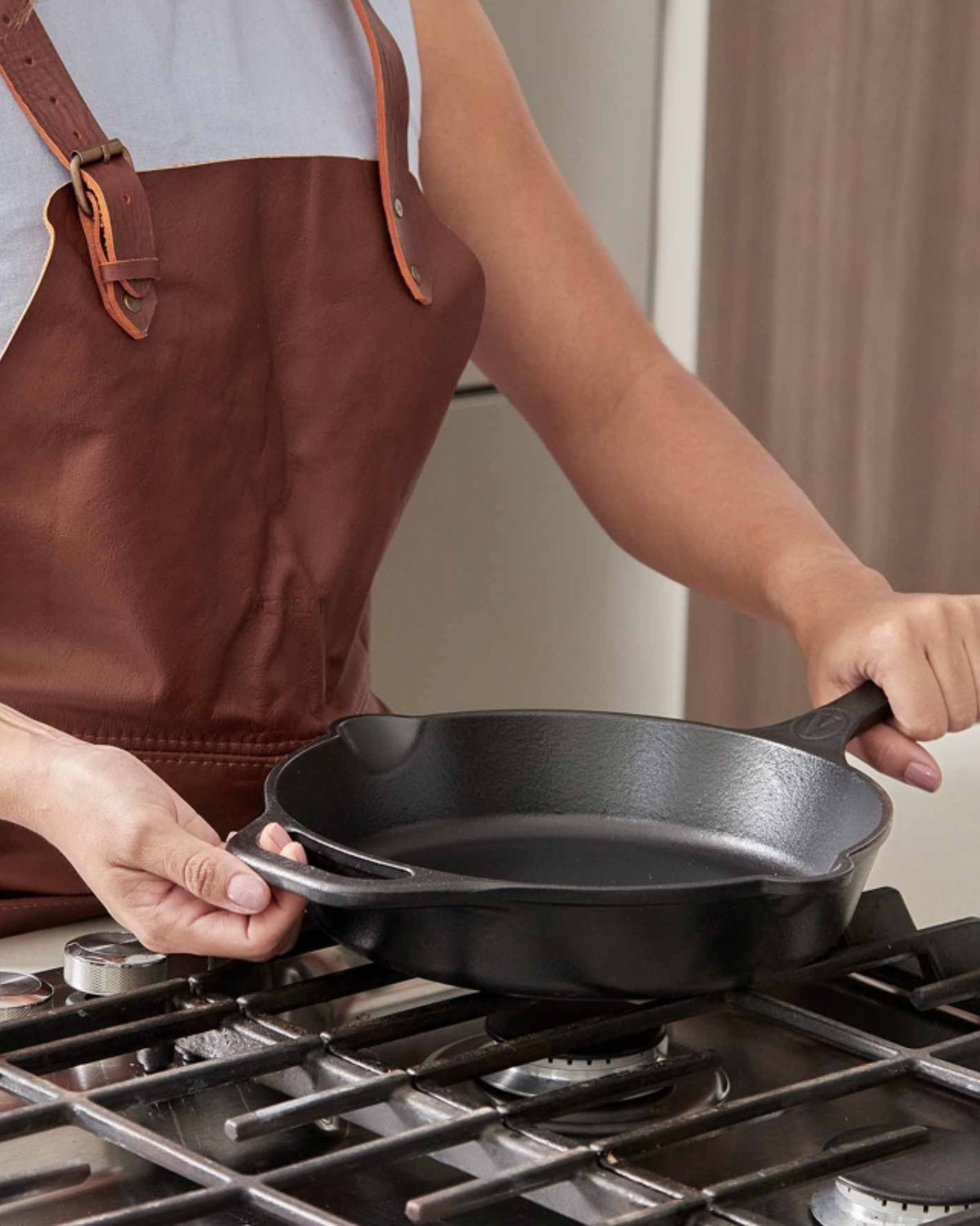 Poêle en fonte préculottée, 25 cm de diamètre.