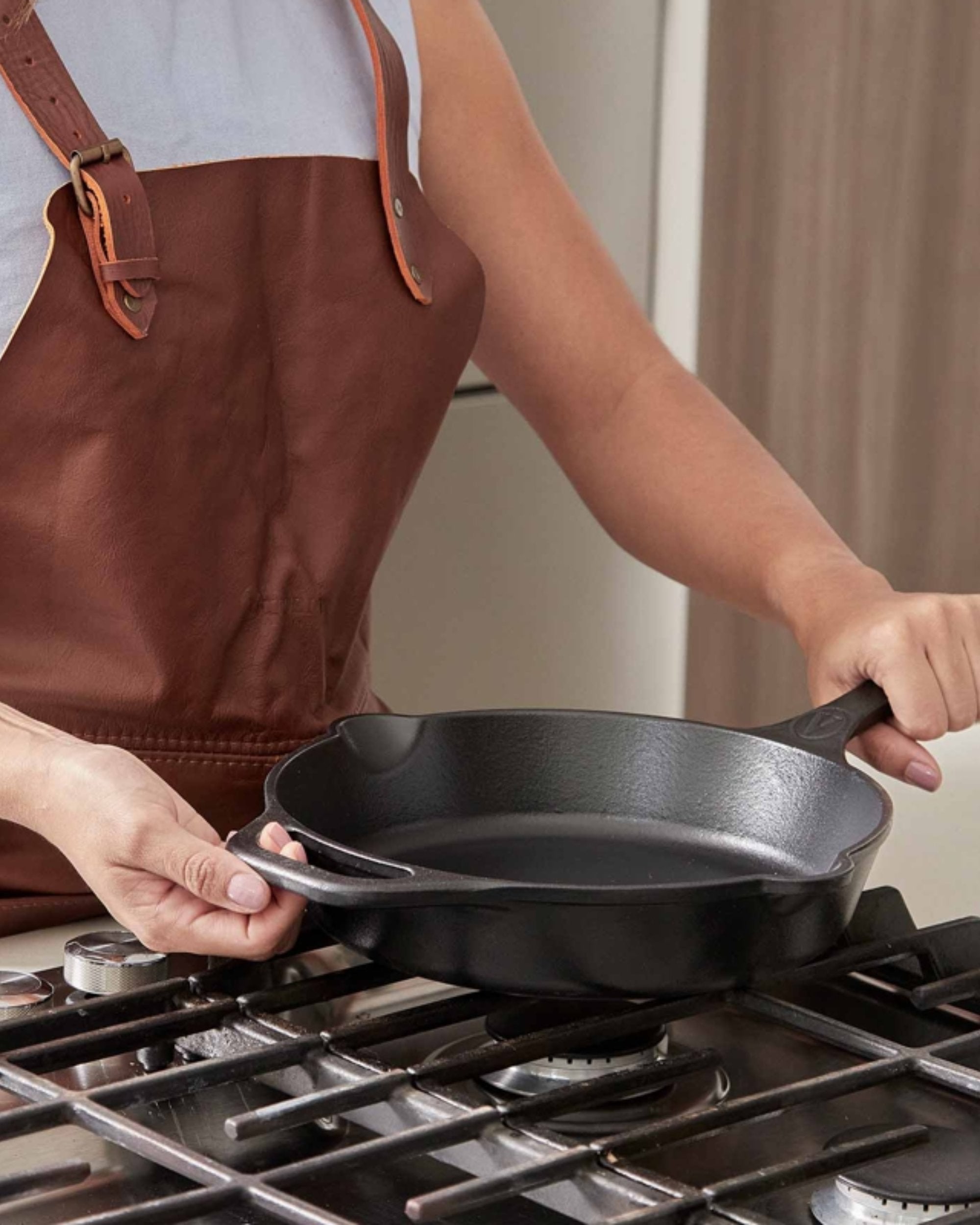 Poêle en fonte préculottée, 25 cm de diamètre.