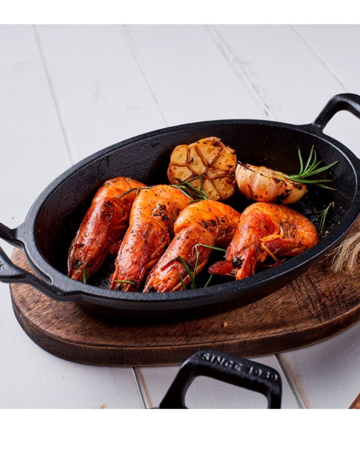 Plat ovale miniature, 15,5 x 27 cm, en fonte pré-culottée.