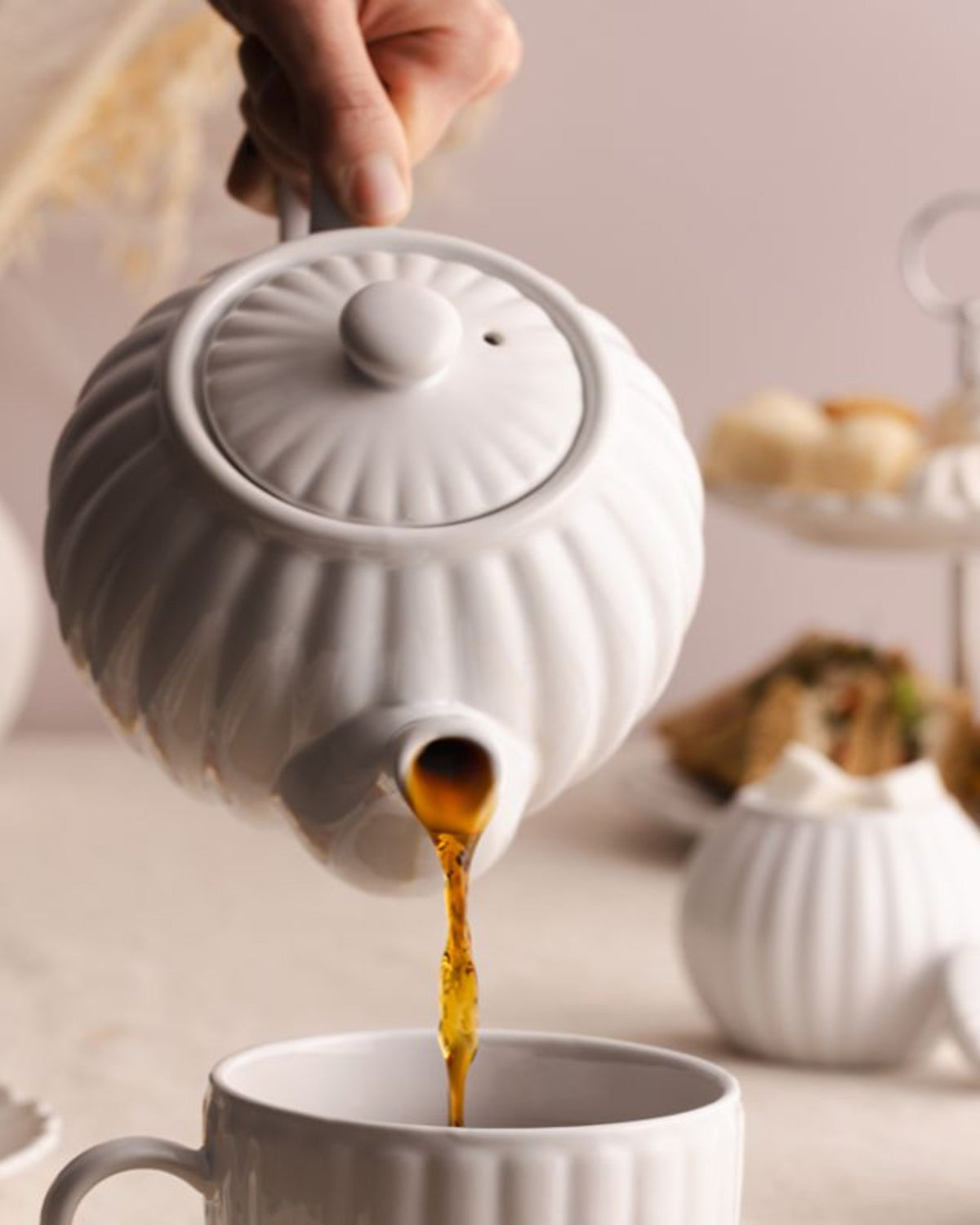 Théière 6 tasses, blanche, finition légèrement brillante, en grès.
