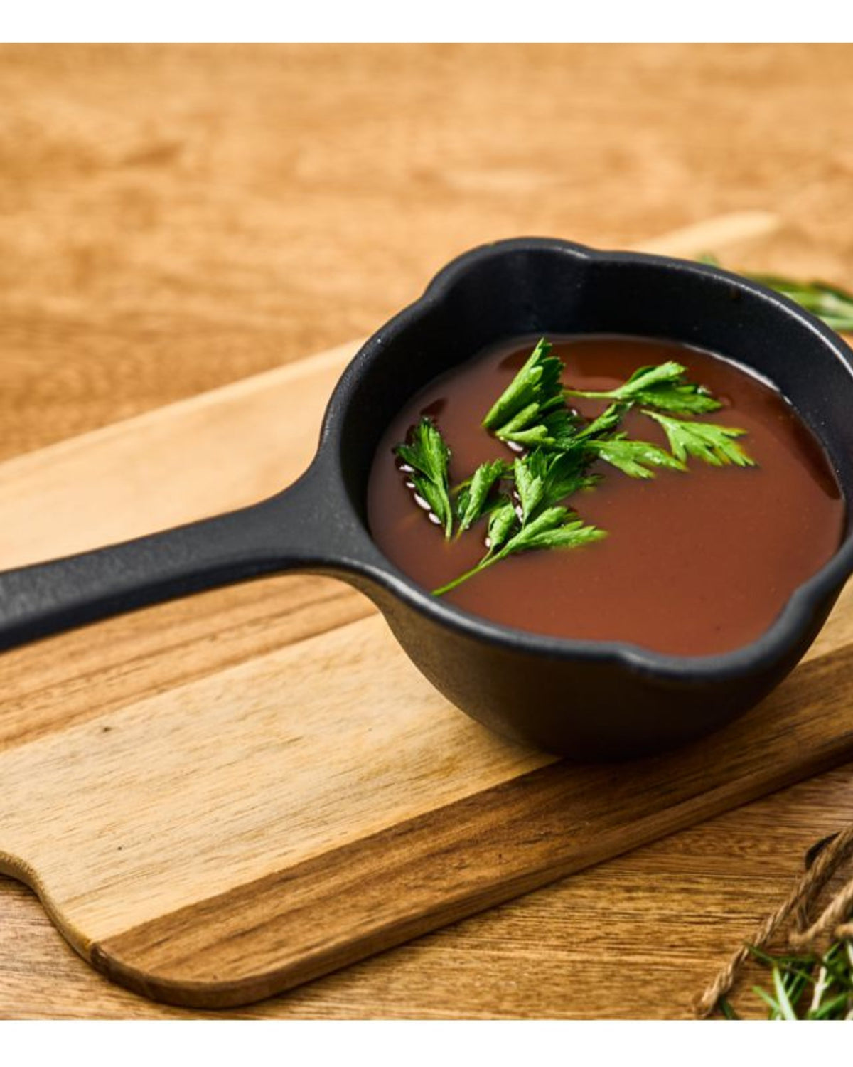 Mini-casserole, 400 ml (0,45 l), en fonte pré-culottée.