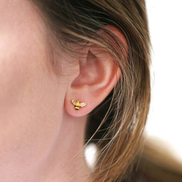 Boucles d'oreilles puces dépareillées abeille et marguerite en or