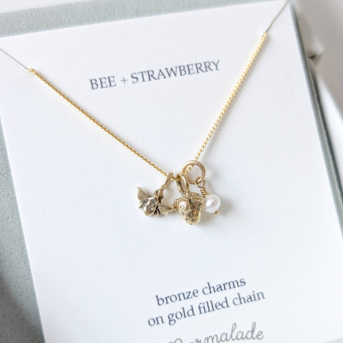 Collier Abeille + Fraise: Bronze avec chaîne remplie d'or