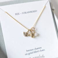 Collier Abeille + Fraise: Bronze avec chaîne remplie d'or