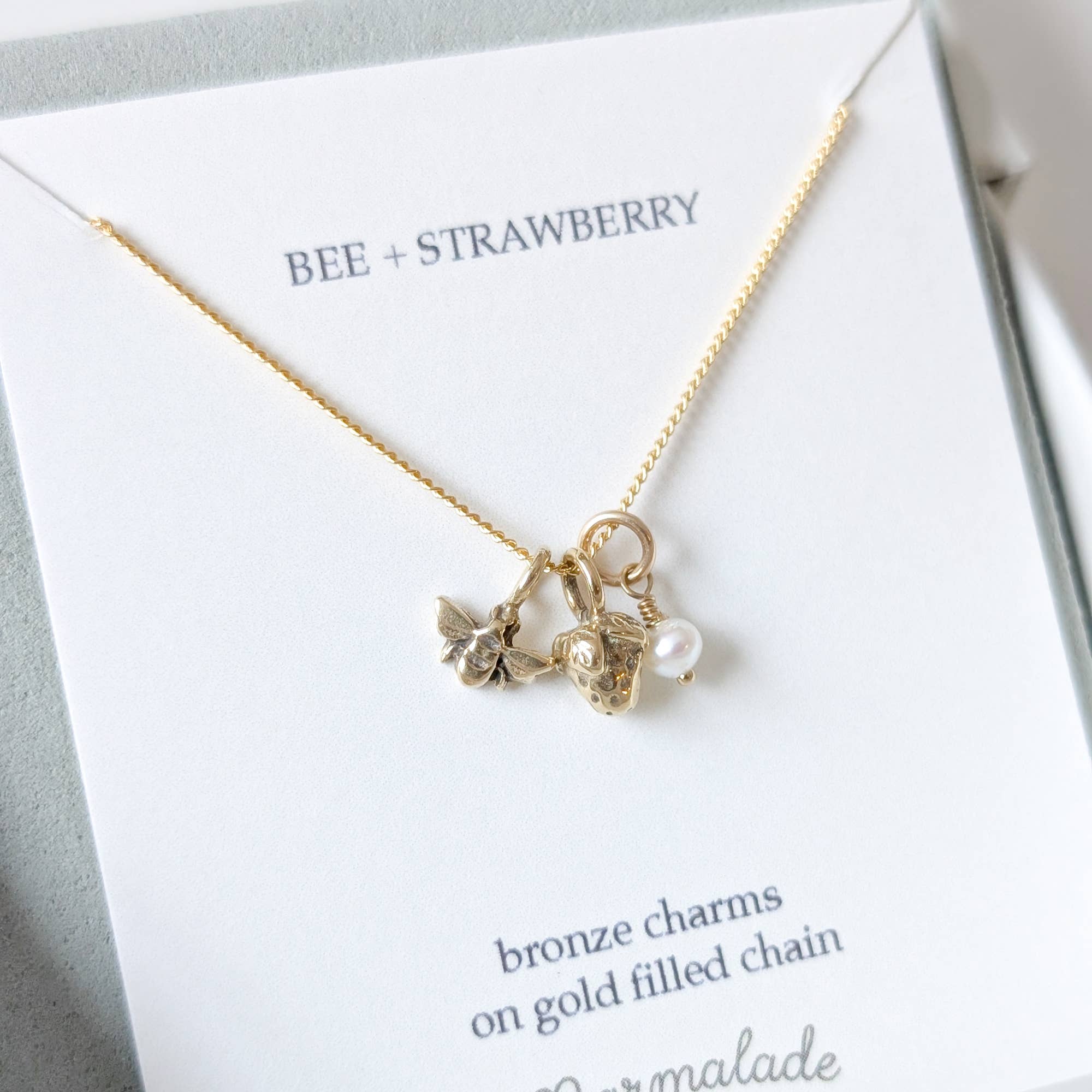 Collier Abeille + Fraise: Bronze avec chaîne remplie d'or