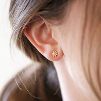 Boucles d'oreilles puces dépareillées abeille et marguerite en or
