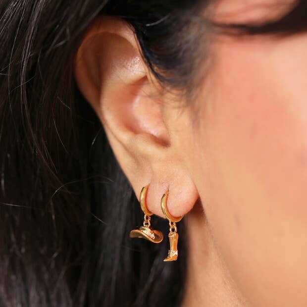 Boucles d'oreilles créoles huggies fantaisie bottes de cowboy et chapeau en plaqué or