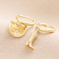 Boucles d'oreilles créoles huggies fantaisie bottes de cowboy et chapeau en plaqué or