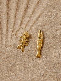 Selkie — Boucles d'oreilles clous poisson dépareillées en or 18 carats, anti-ternissement: Or jaune