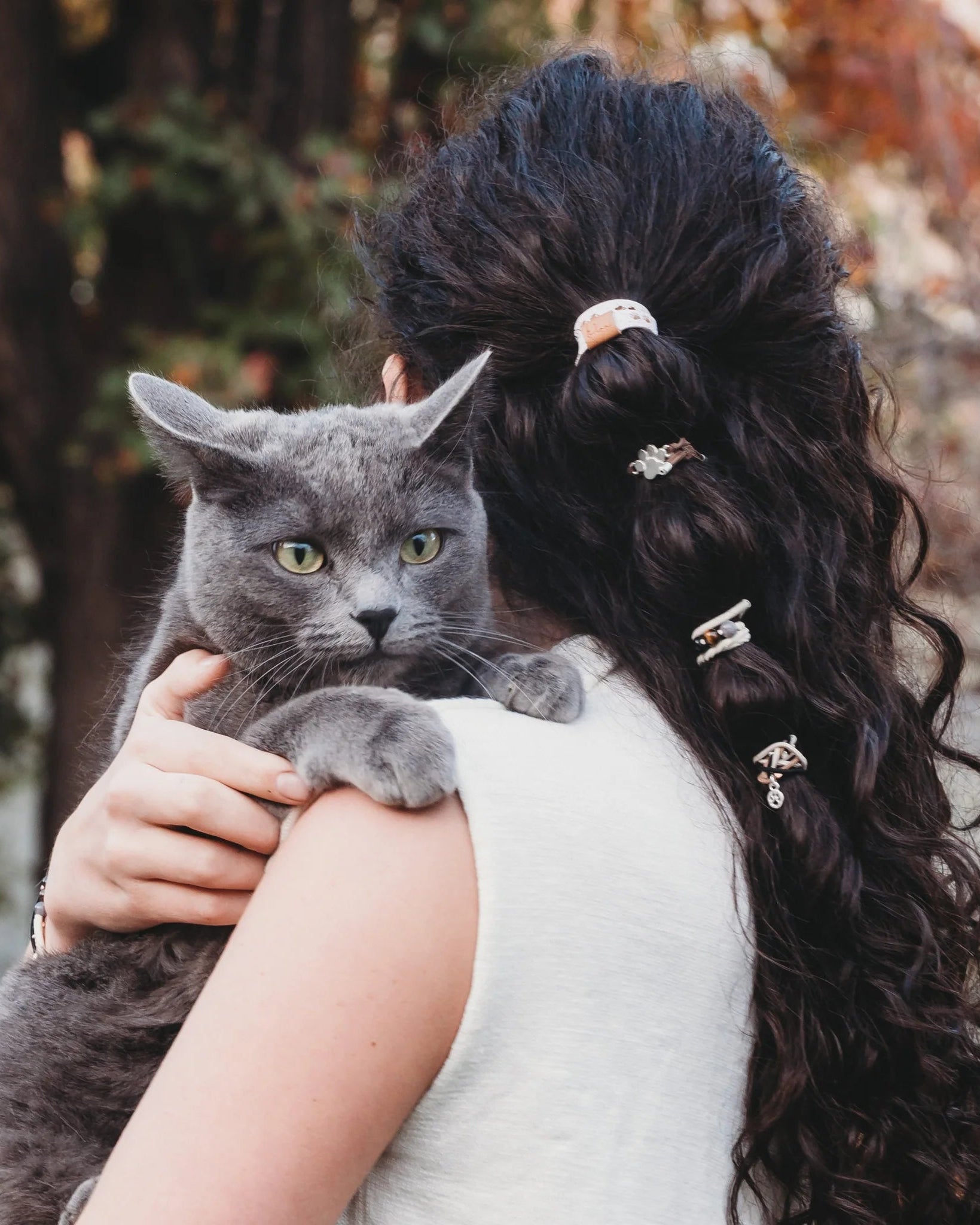 Bracelet élastique à cheveux « Paws » aux teintes naturelles avec accents argentés et motifs de pattes (medium)