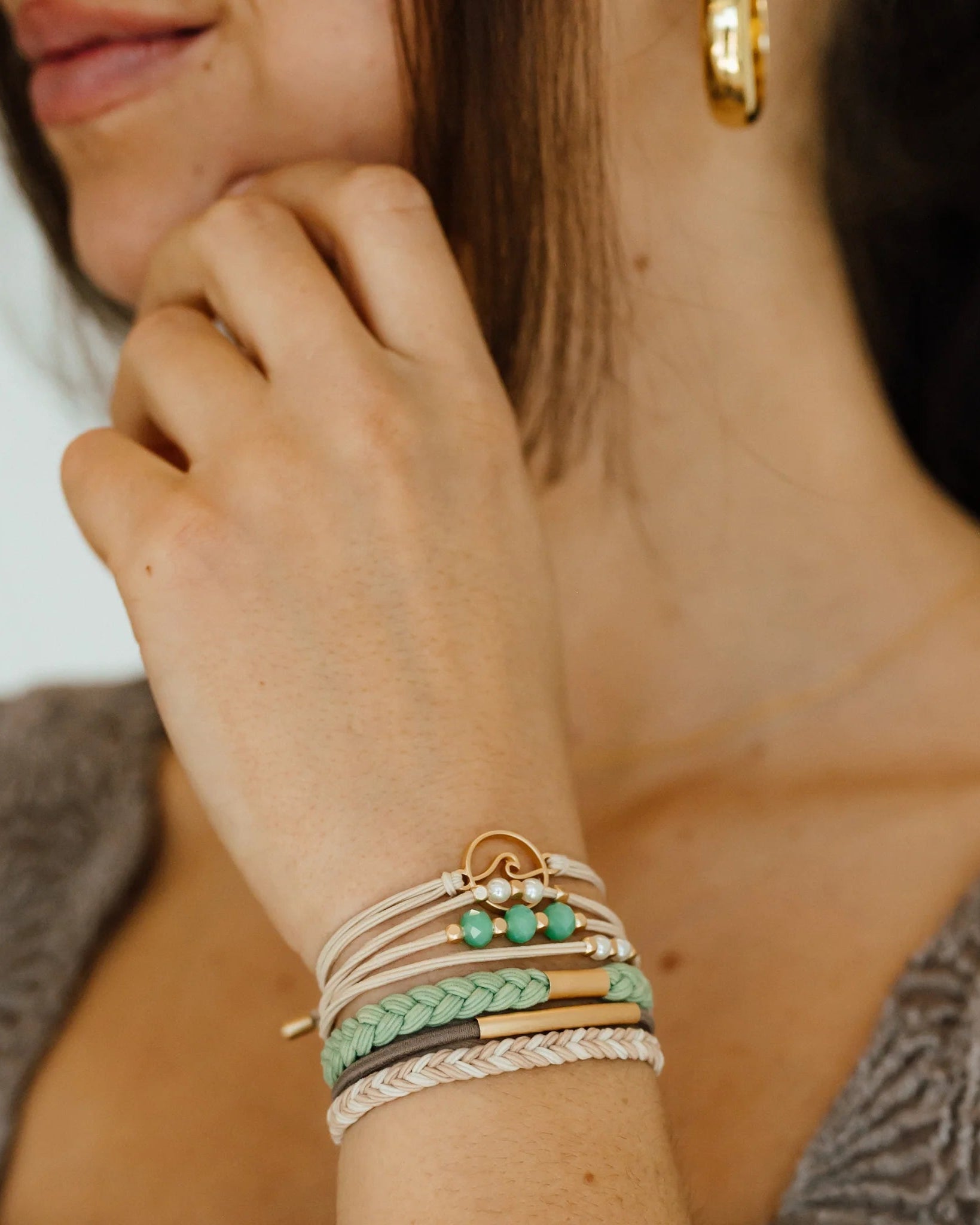 « Reflect » Vague dorée avec bracelets élastiques à cheveux aux tons neutres de plage (medium)