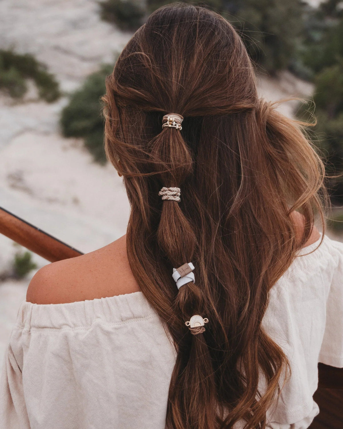 Bracelets élastiques à cheveux « Rise » crème et bronzage avec accents or et soleil (medium)